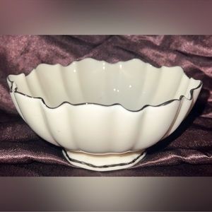 Lenox Vintage Ivory Porcelain Small Fluted Bowl
Gold Trimmed